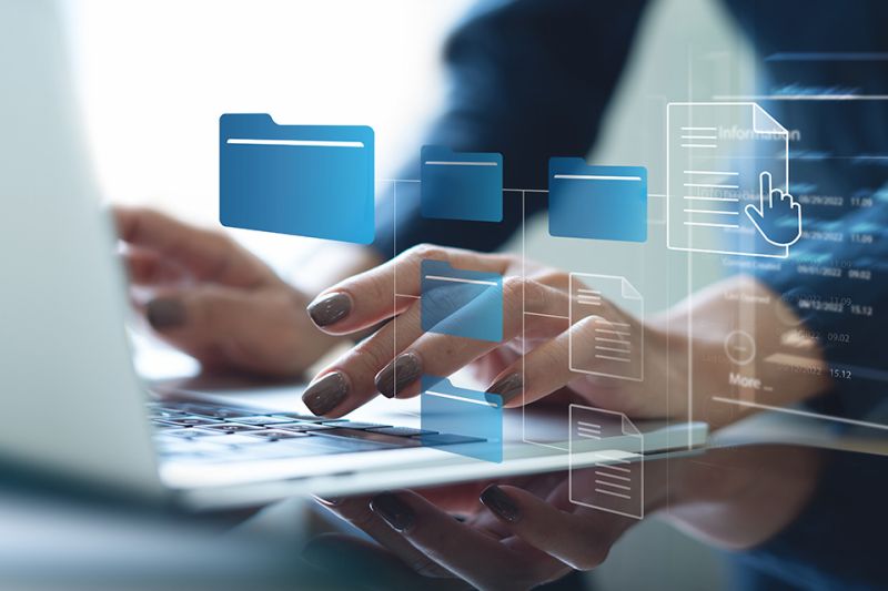 Laptop und digitale Akten